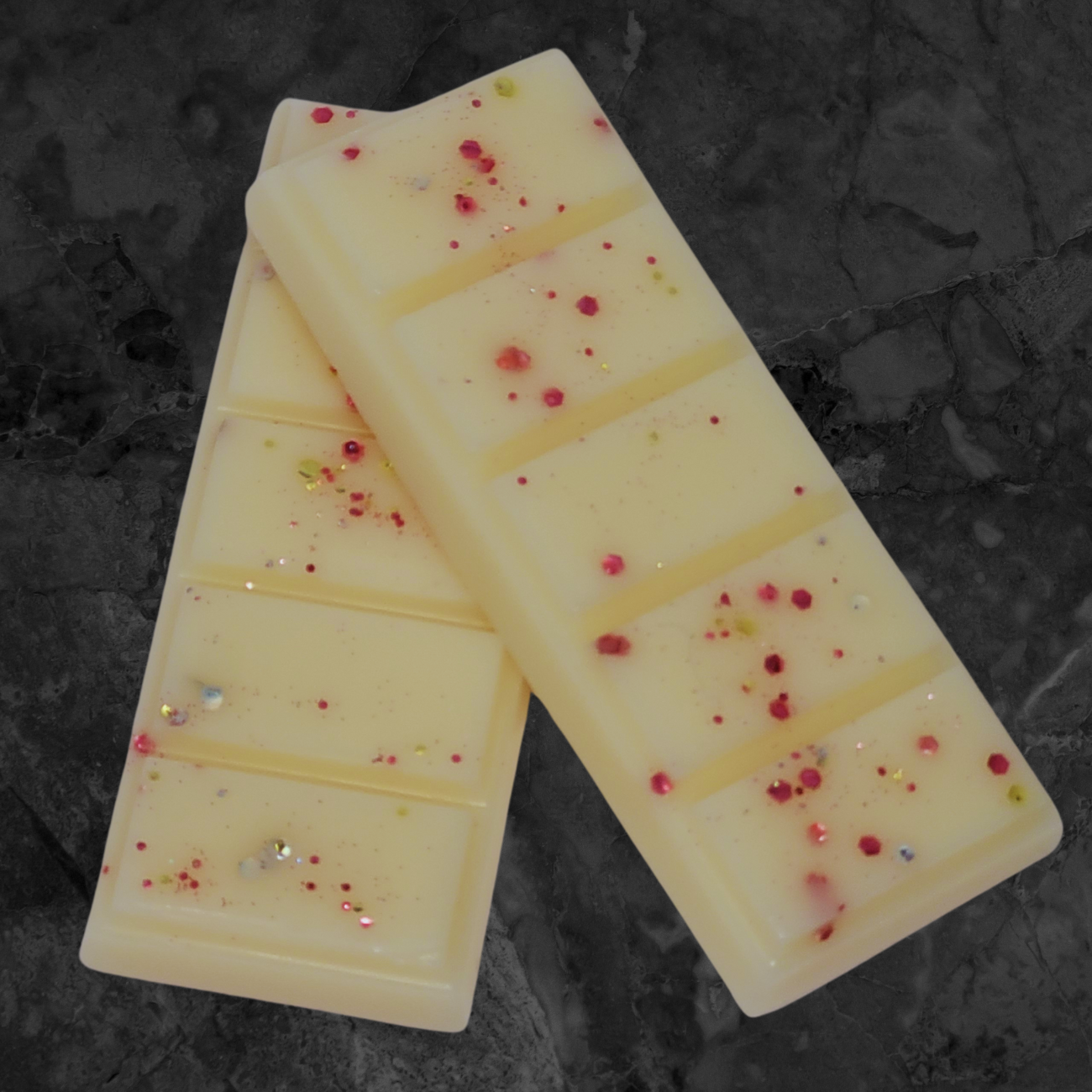 Black raspberry and vanilla soy wax snap bar melt. Uncoloured soy wax with maroon and silver bio glitter throughout. Looks like a small 5 piece chocolate bar.